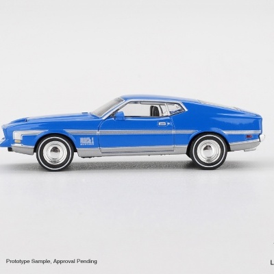 Miniatura azul de carro desportivo Ford Mustang Mach 1 com detalhes prateados