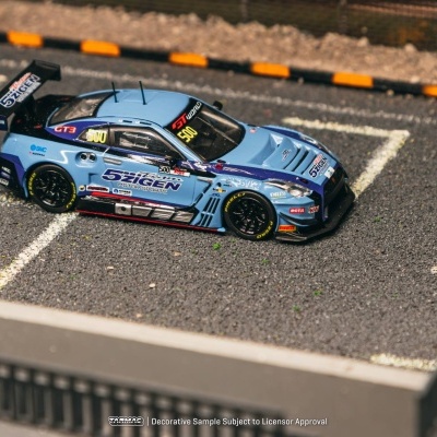 Miniatura de carro de corrida azul com detalhes em azul escuro e número 500 em estrada simulada