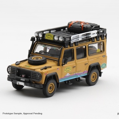Miniatura de Land Rover Defender castanho com acessórios e placas Camel Trophy