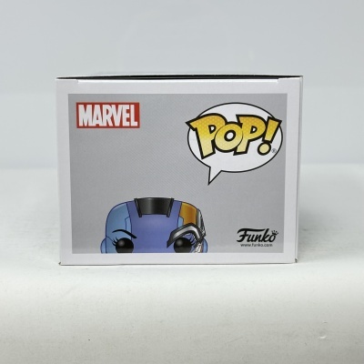 Caixa branca de figura Funko Pop da Marvel com personagem azul e textos POP! e MARVEL