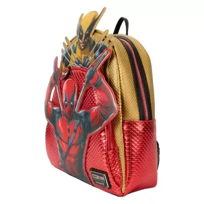 Mochila pequena vermelha e dourada com imagem em relevo de Deadpool e Wolverine