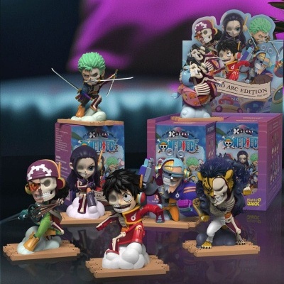 Figuras colecionáveis do anime One Piece coloridas com roupas e armas, exibidas diante de caixas decoradas.