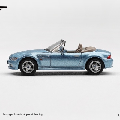 Miniatura de carro descapotável BMW azul metálico com interior castanho