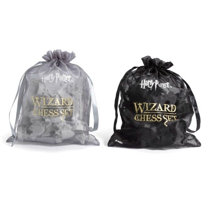 Dois sacos de tecido em organza, cinzento e preto, com texto Harry Potter Wizard Chess Set