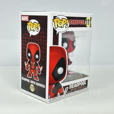 Boneco Funko Pop! Deadpool nº 111 com espadas em embalagem