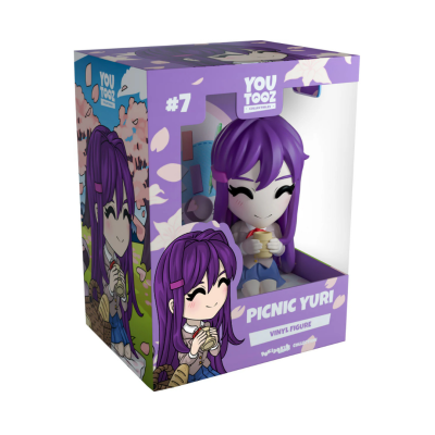 Boneca vinil colecionável Picnic Yuri em caixa roxa com desenho e texto