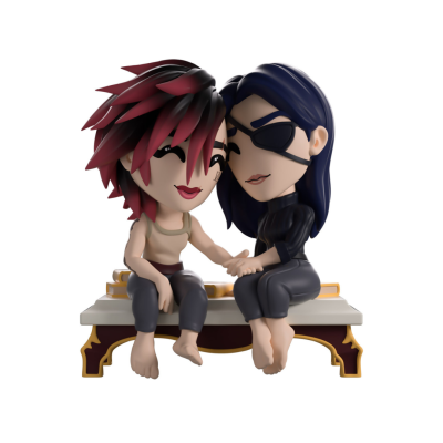 Figuras colecionáveis de duas personagens sentadas num banco decorativo