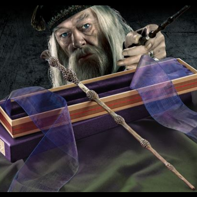 Varinha mágica com caixa decorativa e homem com barba branca ao fundo