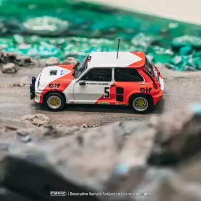 Miniatura de carro de rally em estrada de terra com letras e logos visíveis