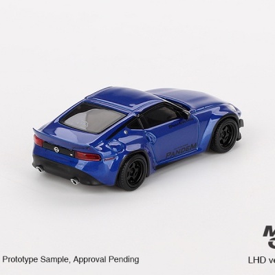 Miniatura de carro desportivo azul metálico com texto PANDEM e jantes pretas