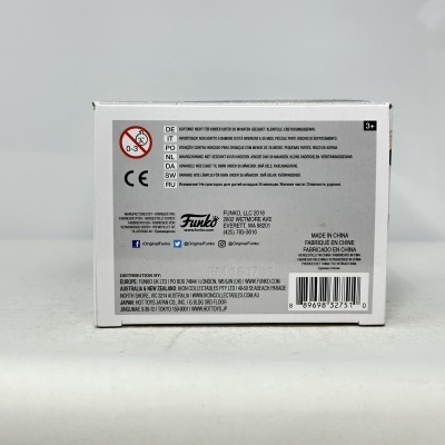 Caixa branca pequena com texto informativo em várias línguas e código de barras