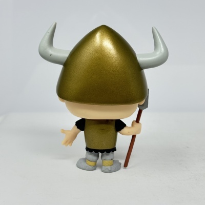 Figura vinil guerreiro viking capacete dourado chifres machado vista de costas
