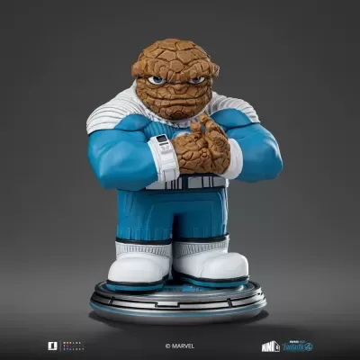 Figura colecionável da Tocha Humana da Marvel com fato azul e branco e textura rochosa.