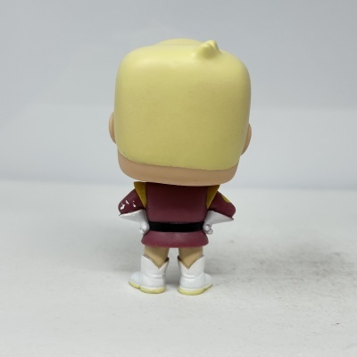 Boneco Funko Pop visto de costas com cabelo louro claro e roupa vermelha e branca