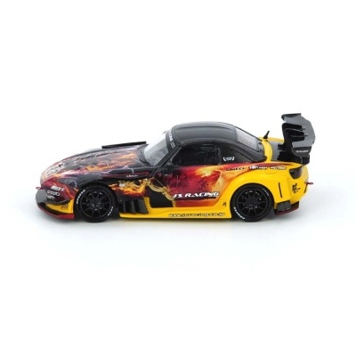 Miniatura de carro desportivo amarelo e preto com estampas de chamas e texto JS RACING