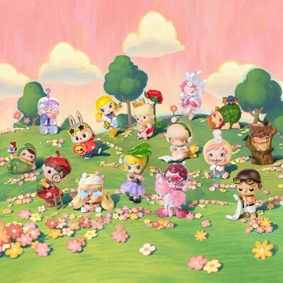 Figuras colecionáveis coloridas de personagens infantis em cenário de relva, flores e céu rosa.