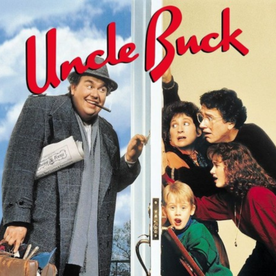 Cartaz de filme Uncle Buck com homem de casaco e chapéu à porta e família olhando para ele