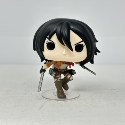 Figura Funko Pop com cabelo preto e vestuário castanho, segurando armas prateadas