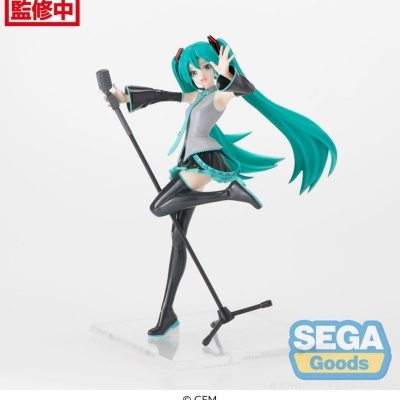 Figura de ação da Hatsune Miku com microfone e pedestal transparente, em pose dinâmica