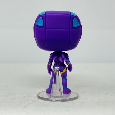 Figura Funko Pop roxa com detalhes azuis e amarelos vista de costas