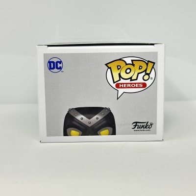 Caixa Funko Pop! Heroes com figura de máscara preta e olhos amarelos