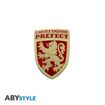 Emblema metálico vermelho e dourado com texto 'GRYFFINDOR PREFECT'
