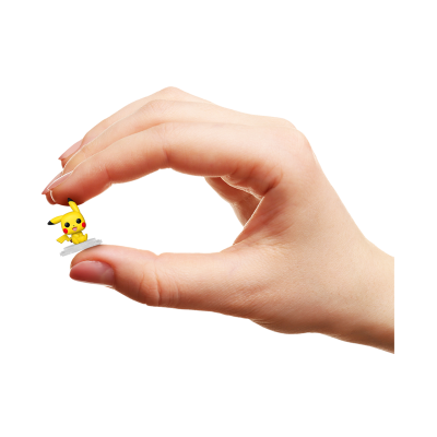 Miniatura amarela de Pikachu segurada entre dedos