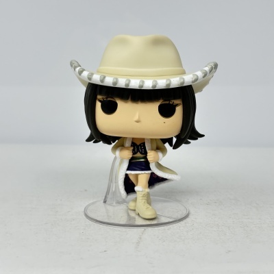 Boneca Funko Pop com chapéu bege e casaco bege.