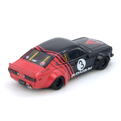 Modelo de carro de brinquedo preto e vermelho com número 3 e listras vermelhas