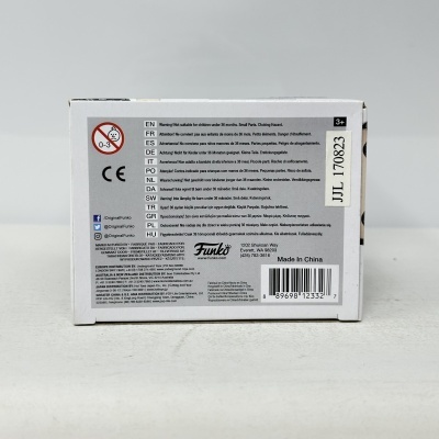 Parte traseira de embalagem branca com texto e avisos multilingues e logótipo Funko