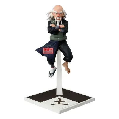 Figura colecionável de personagem com roupa preta e verde, cabelo branco, em base preta e branca com suporte.