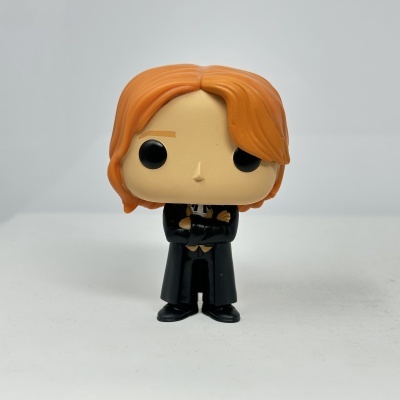 Figura Funko Pop com cabelo laranja e casaco preto