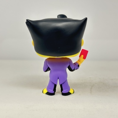 Figura vinil Funko Pop roxo com cabelo preto e cartão vermelho