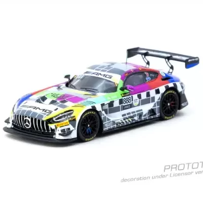 Miniatura de carro de corrida Mercedes AMG colorido com texto AMG, PIRELLI, número 888 e PRO.