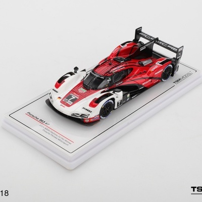 Miniatura de carro de corrida Porsche 963 #7 em escala 1:43 com base branca e texto explicativo.
