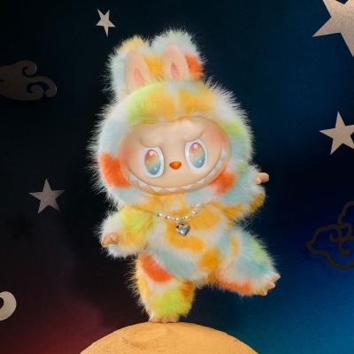 Boneco de pelúcia colorido com olhos estrelados e colar de pérolas