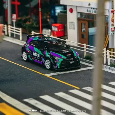 Miniatura de carro de corrida Toyota Corolla em cenário urbano
