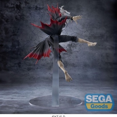 Figura de ação de personagem com cabelo branco, roupa preta e vermelha, suspensa em suporte acrílico