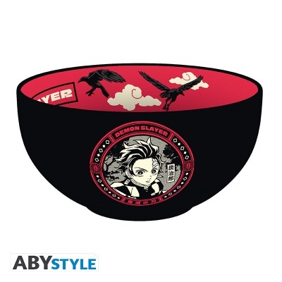 Taça preta e vermelha com desenho de anime e texto Demon Slayer