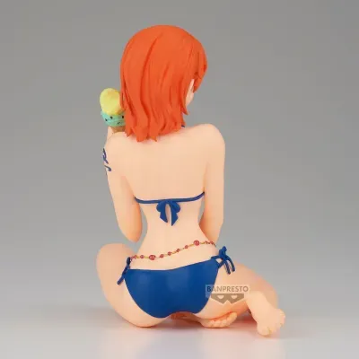Figura colecionável de mulher com cabelo laranja e fato de banho azul segurando gelado