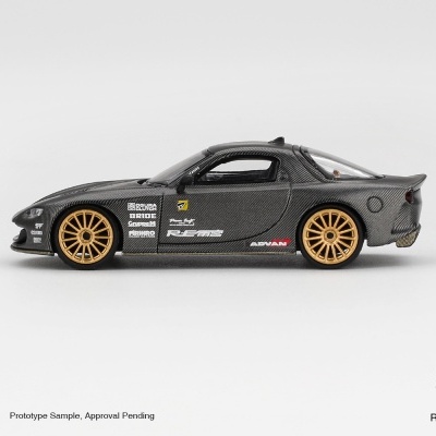 Miniatura de carro cinza carbono com rodas douradas e logos de marcas
