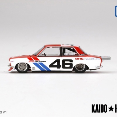 Miniatura carro de corrida Datsun branco, vermelho e azul com número 46 e texto BRE DATSUN