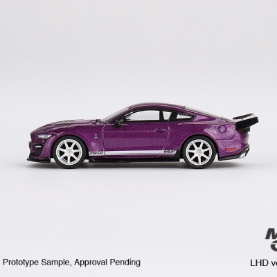 Miniatura de carro desportivo Shelby GT500 roxo com rodas brancas