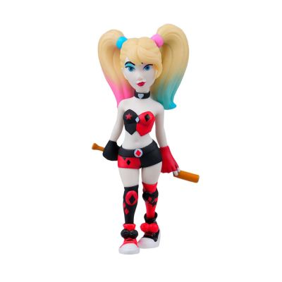 Boneca feminina com cabelo loiro em rabos de cavalo azul e rosa, roupa preta e vermelha, segurando taco de basebol.