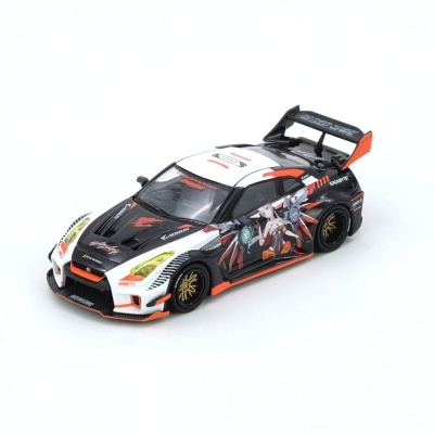 Miniatura de carro de corrida preto, branco e laranja com ilustração de personagem e asa traseira preta.