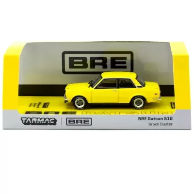Miniatura de carro amarelo BRE Datsun 510 em embalagem