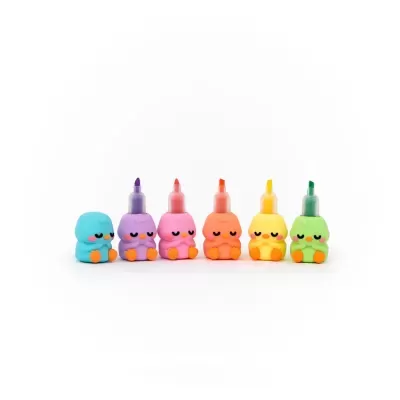 Seis marcadores coloridos com tampas em forma de pinguins.