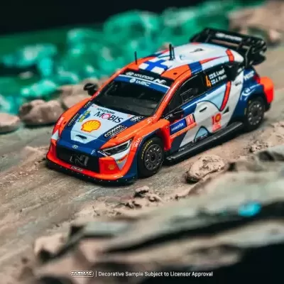 Miniatura de carro de rali Hyundai em pista rochosa