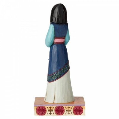 Estatueta de mulher em madeira pintada com roupas tradicionais em azul, branco e vermelho