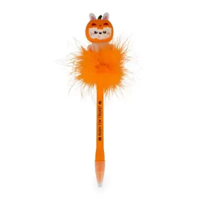 Caneta laranja decorada com pelúcia e figura de gato com abóbora na cabeça.